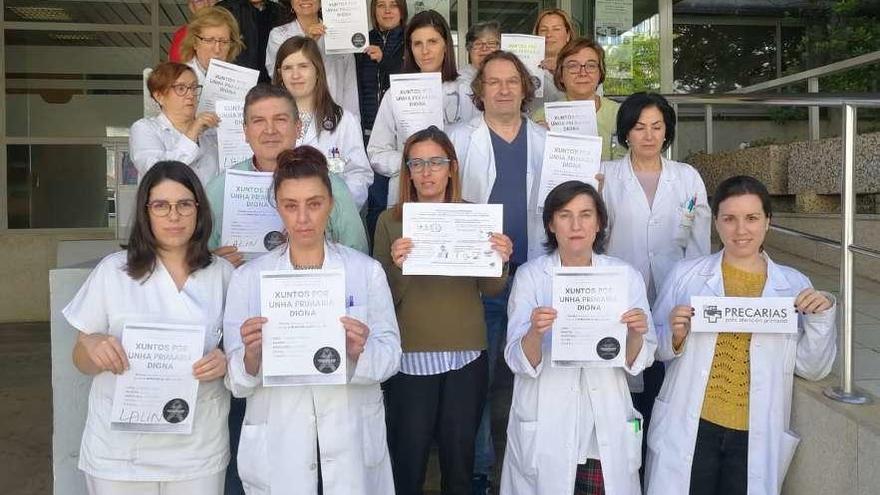 Concentración en el ambulatorio de Lalín por una atención digna | El personal del centro de salud de Lalín volvió a concentrarse un viernes más, por la mañana y por la tarde, preocupado por dar una atención de calidad. Reivindica más tiempo para las consultas, la sustitución a tiempo completo cuando falten médicos o enfermeros, que el profesional sanitario sustituto tenga una jornada de ocho horas y no solo de cuatro, el acceso fácil a consultas de especialistas, la reducción de las listas de espera, la recitación de consultas anuladas y si fuese preciso, mobiliario y aparatos sanitarios arreglados o renovados.
