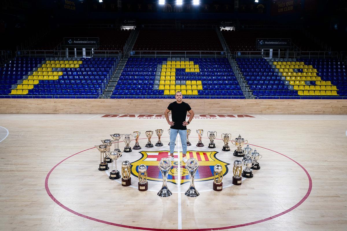 Ferrao, André Coelho y Jesús Velasco se despiden del Barça fotografiándose con todos sus trofeos.