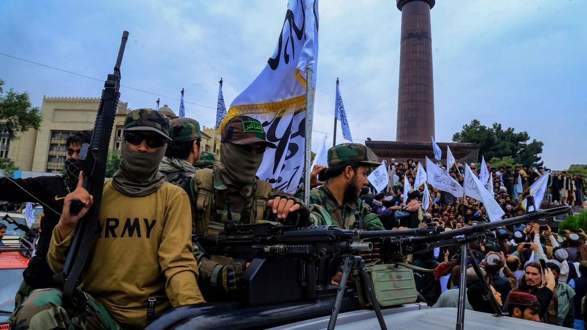 Talibanes patrullan armados las calles de Kabul.