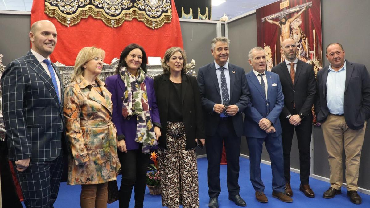 Rafi Crespín (tercera por la izquierda), durante su visita al Salón Cofrade de Hinojosa.