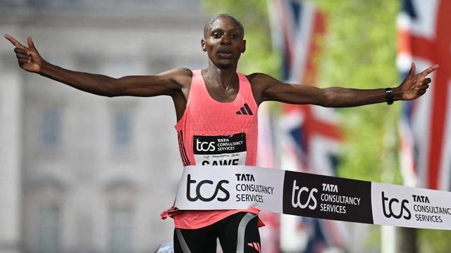 Sabastian Sawe creua la línia de meta de la marató de Londres, guanyant la prova i fixant un nou rècord del món, ahir. | JUSTIN TALLIS / AFP