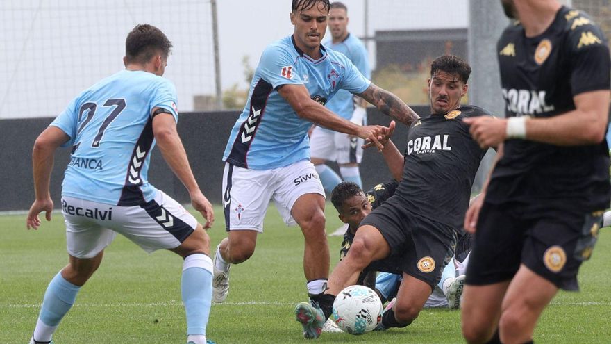 Miguel Román disputa la pelota a un adversario durante el amistoso contra el Nacional de Madeira jugado ayer en Afouteza. | José Lores