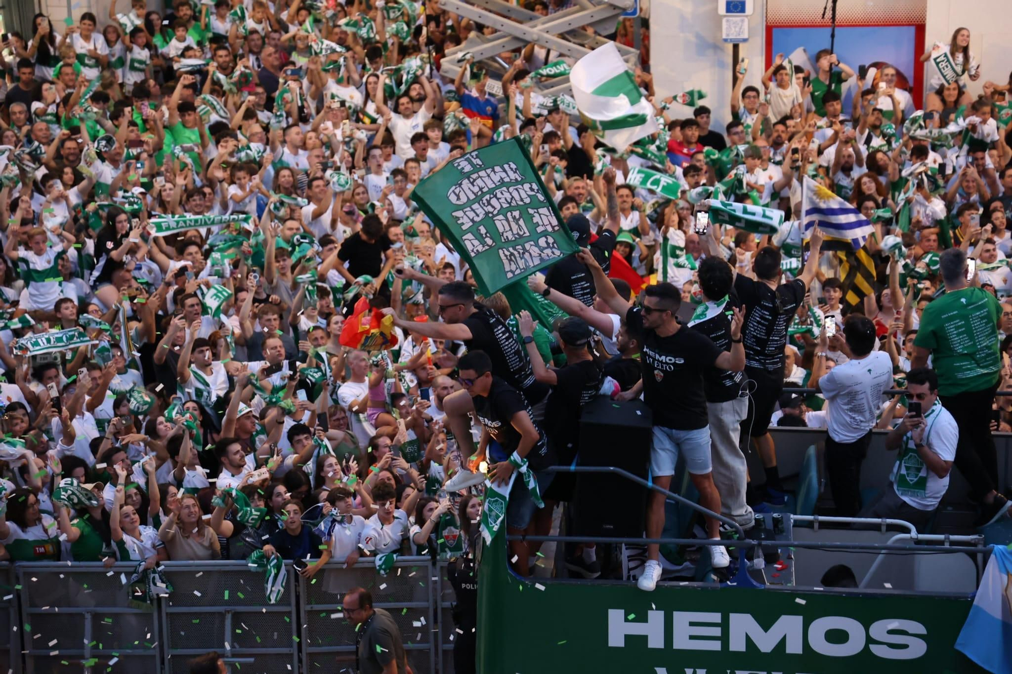El Elche CF celebra el ascenso a Primera con una rúa en autobús hasta la Plaça de Baix