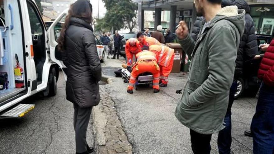 Personal d&#039;emergències mèdiques atenent ahir un ferit pel tiroteig a la localitat italiana de Macerata.