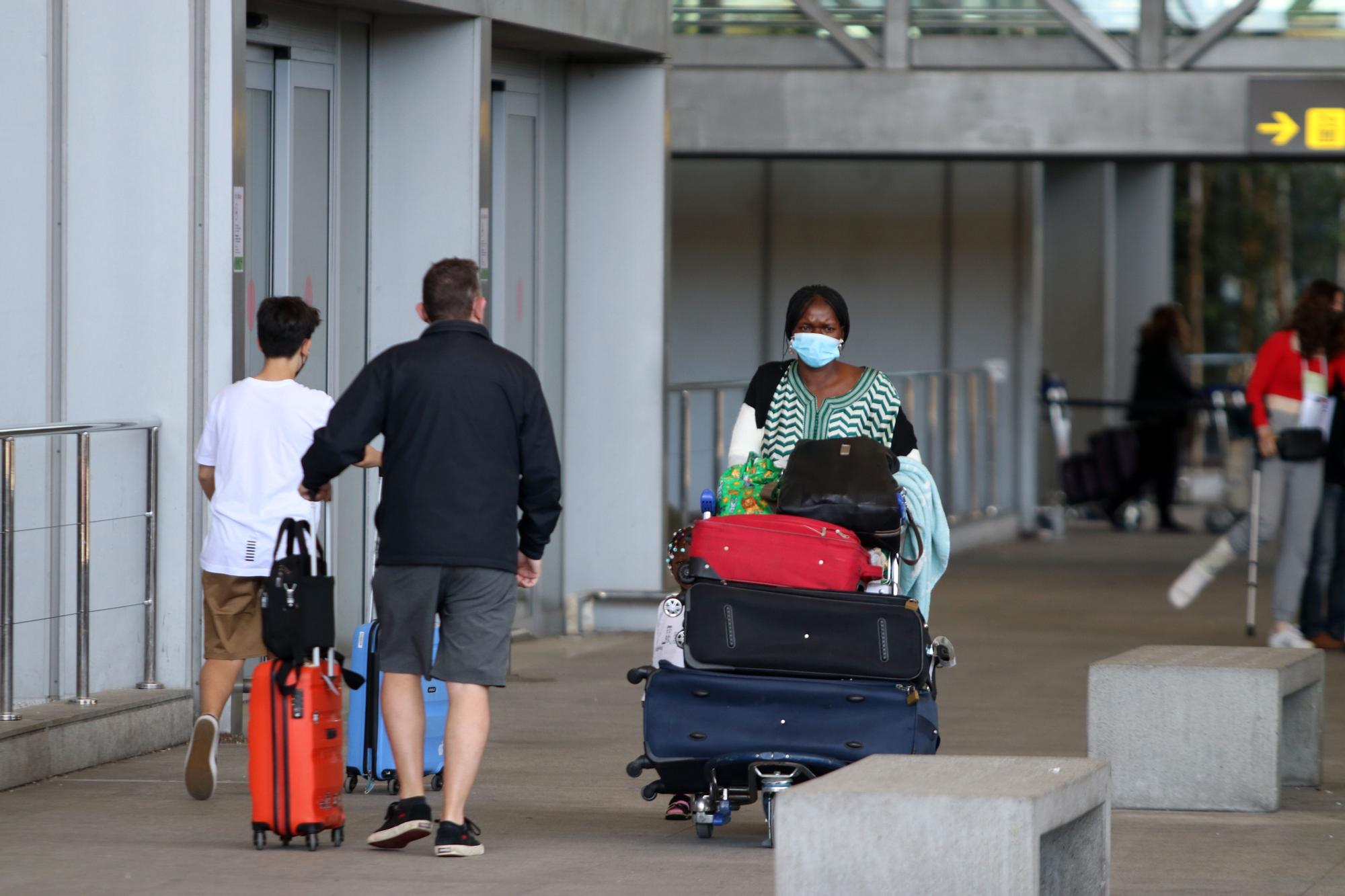 Turistas llegan al aeropuerto de Málaga el lunes 24 de mayo, tras relajarse las restricciones