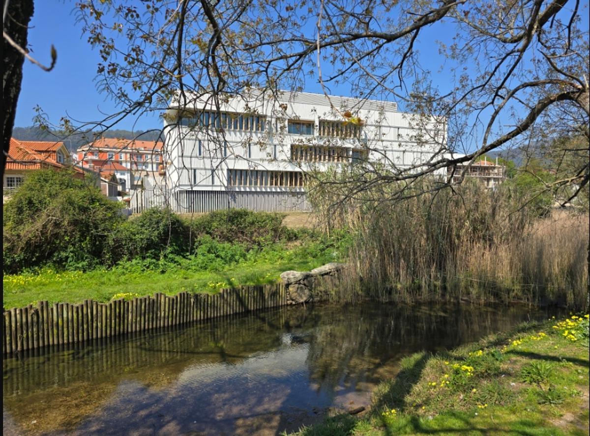 Fachada trasera del centro de salud que da al paseo del río da Fraga.