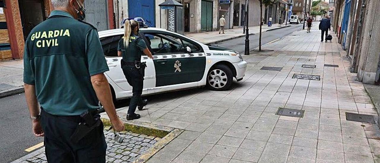 La llegada del detenido a bordo de un coche de la Guardia Civil, ayer, al edificio de los Juzgados de Avilés.