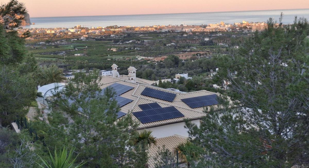Paneles solares sobre las tejas de un chalé de lujo de Xàbia