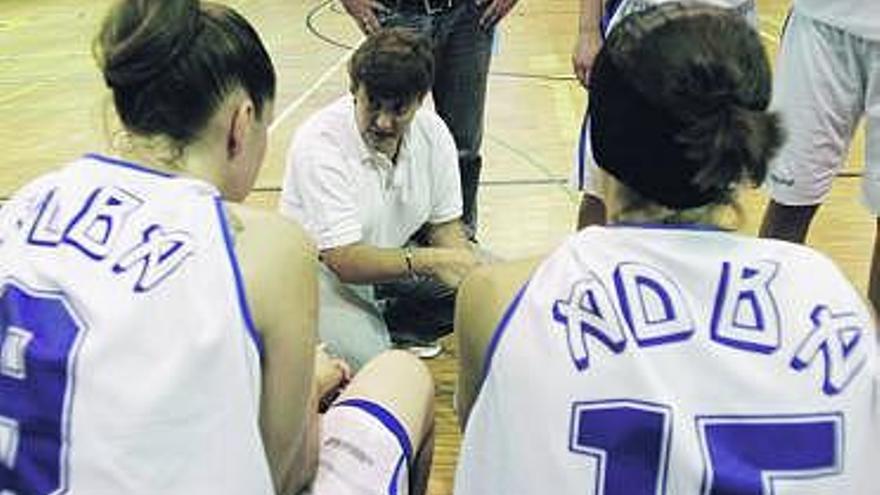 La entrenadora Yolanda Mijares da instrucciones a las jugadoras.