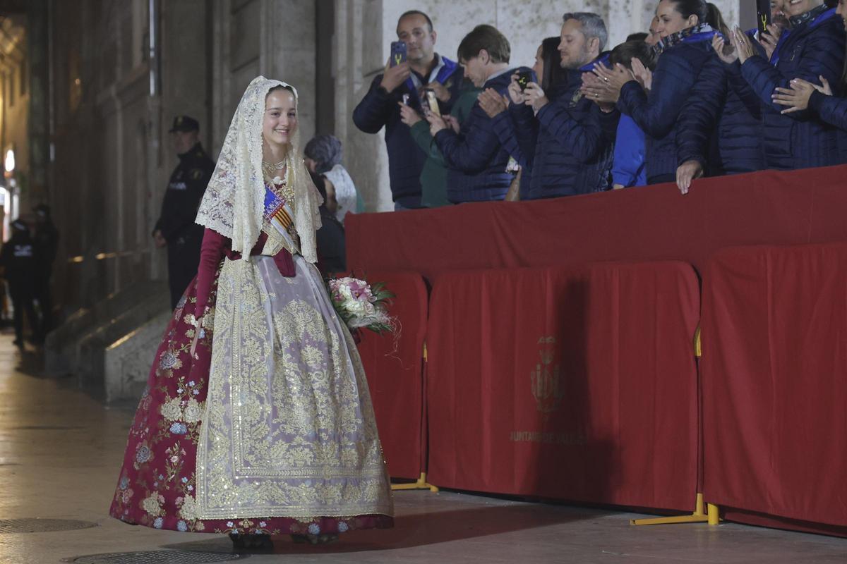 La emoción de Marta Mercader ante la Virgen cierra el primer día de la Ofrenda La emoción de Marta Mercader ante la Virgen cierra el primer día de la Ofrenda