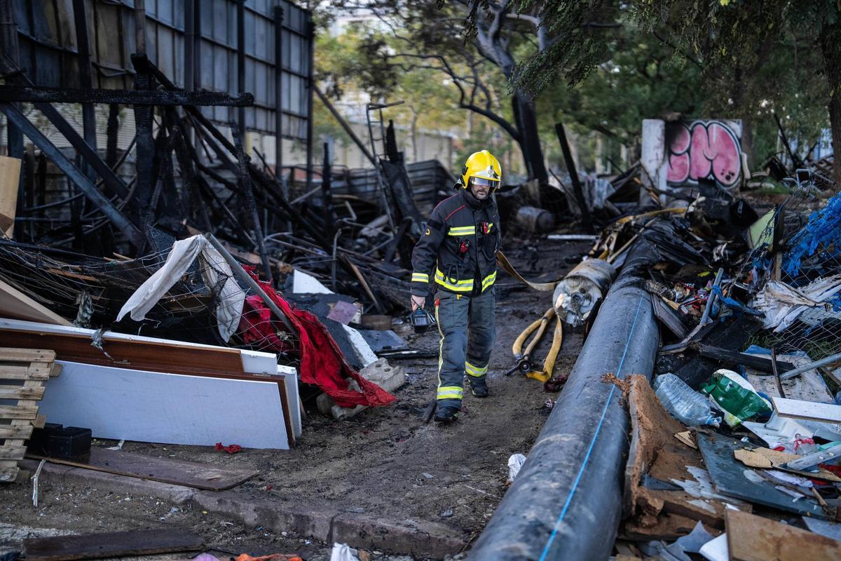 Incendio en un asentamiento de barracas en la calle de Bac de Roda de Barcelona