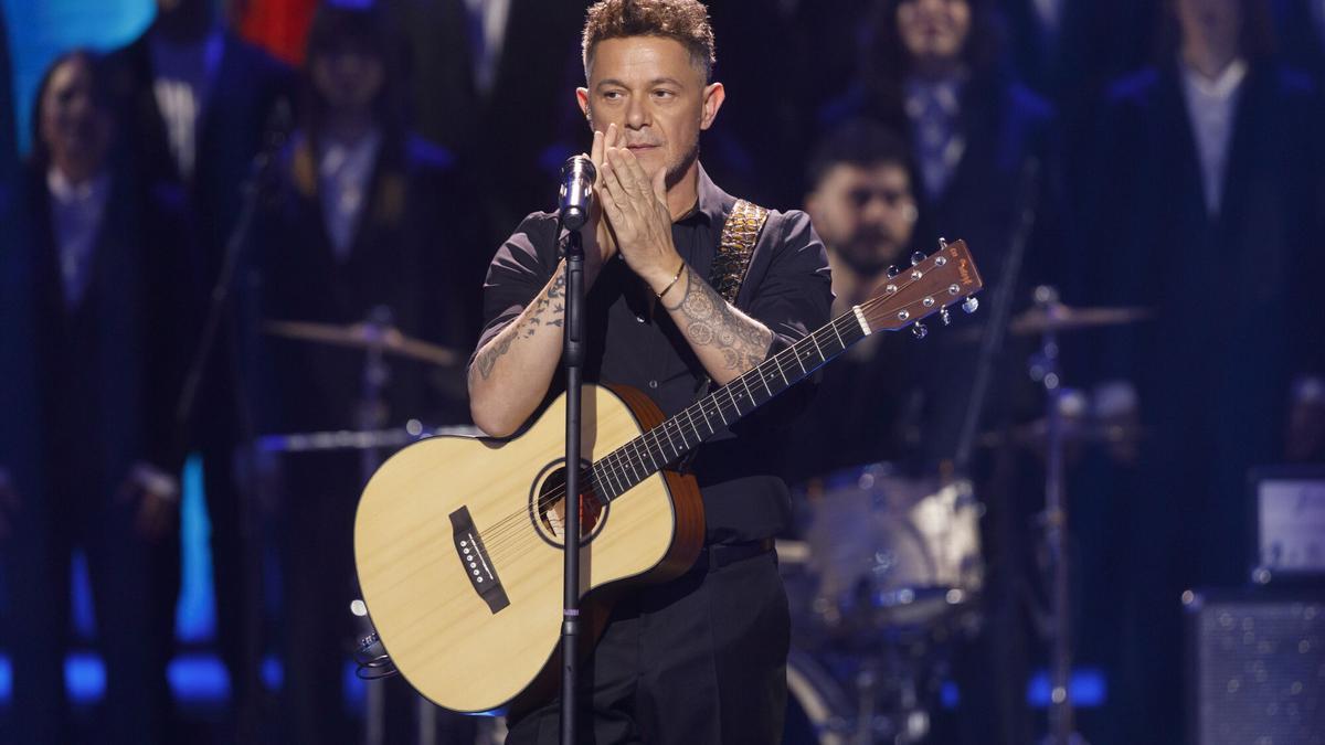 El cantante Alejandro Sanz durante la gala de entrega de la 39º edición de los Premios Goya, en el Palacio de Exposiciones y Congresos de Granada.