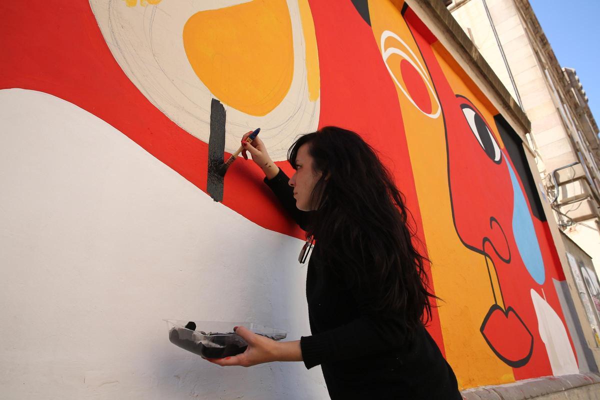 María Corte, trabajando en el mural.