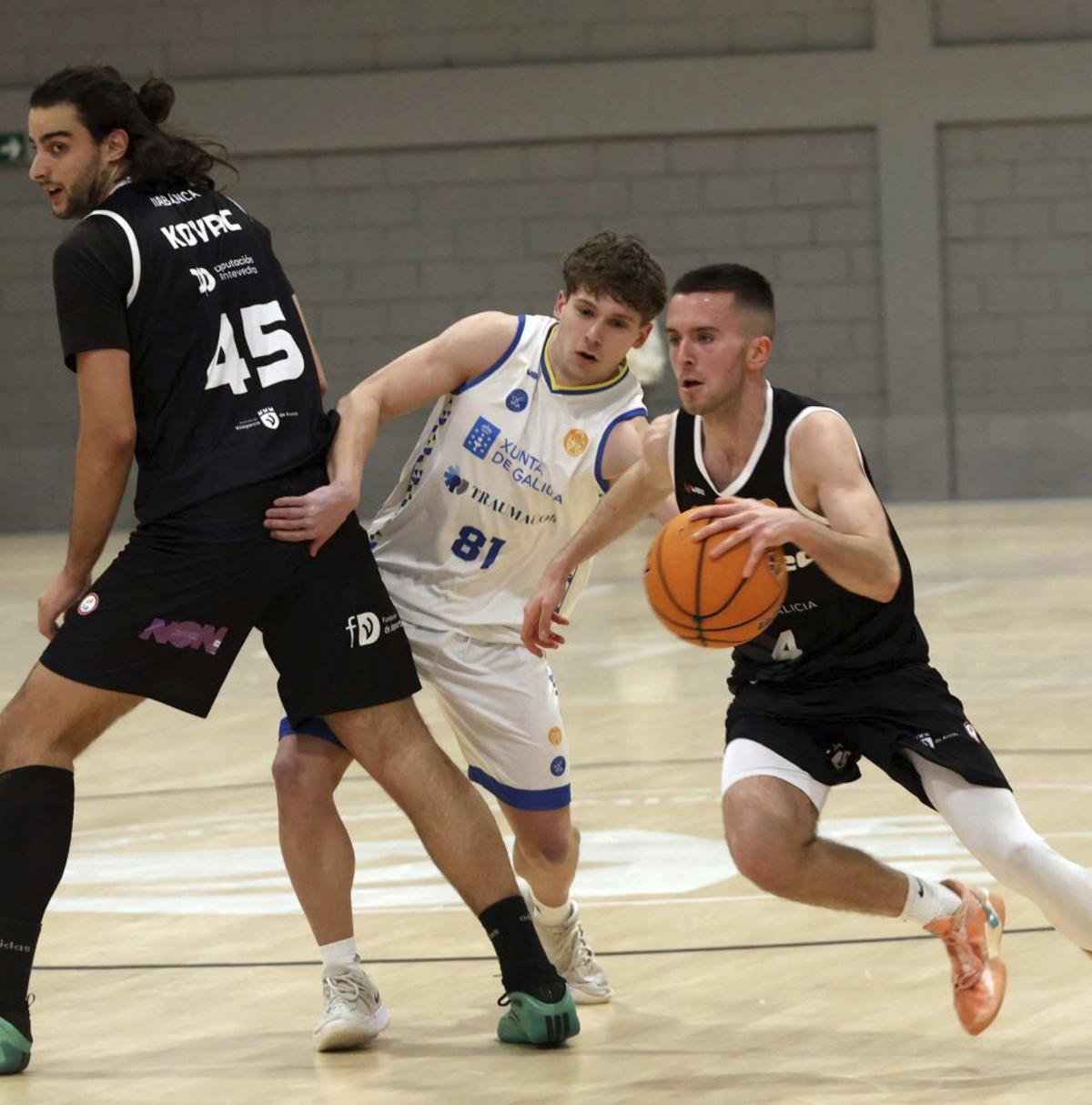 Óscar Castaño, con balón, ante la defensa de Quintela. | NOÉ PARGA