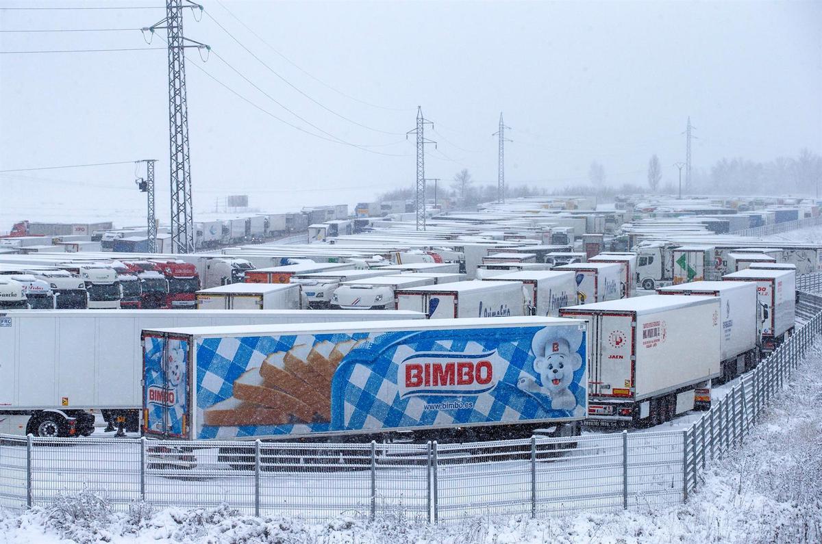 Cientos de camiones parados en la N-I a su paso por Rubena (Burgos) debido al temporal de frío y nieve que sufre la mitad norte de la Península.