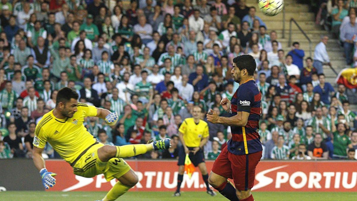 Antonio Adán despeja el balón en un mano a mano con Luis Suárez del Betis-FC Barcelona de la Liga 2015/16