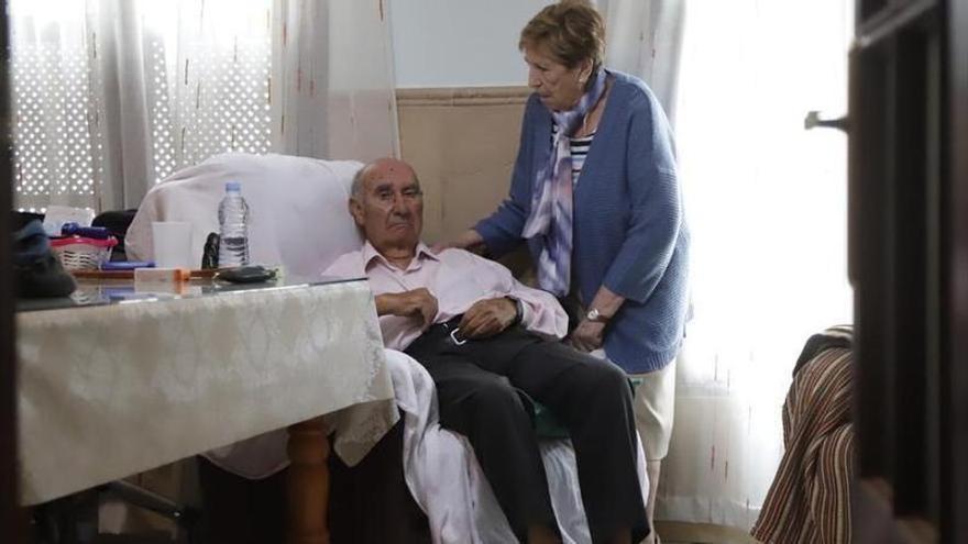 Manuel y María, en su vivienda.