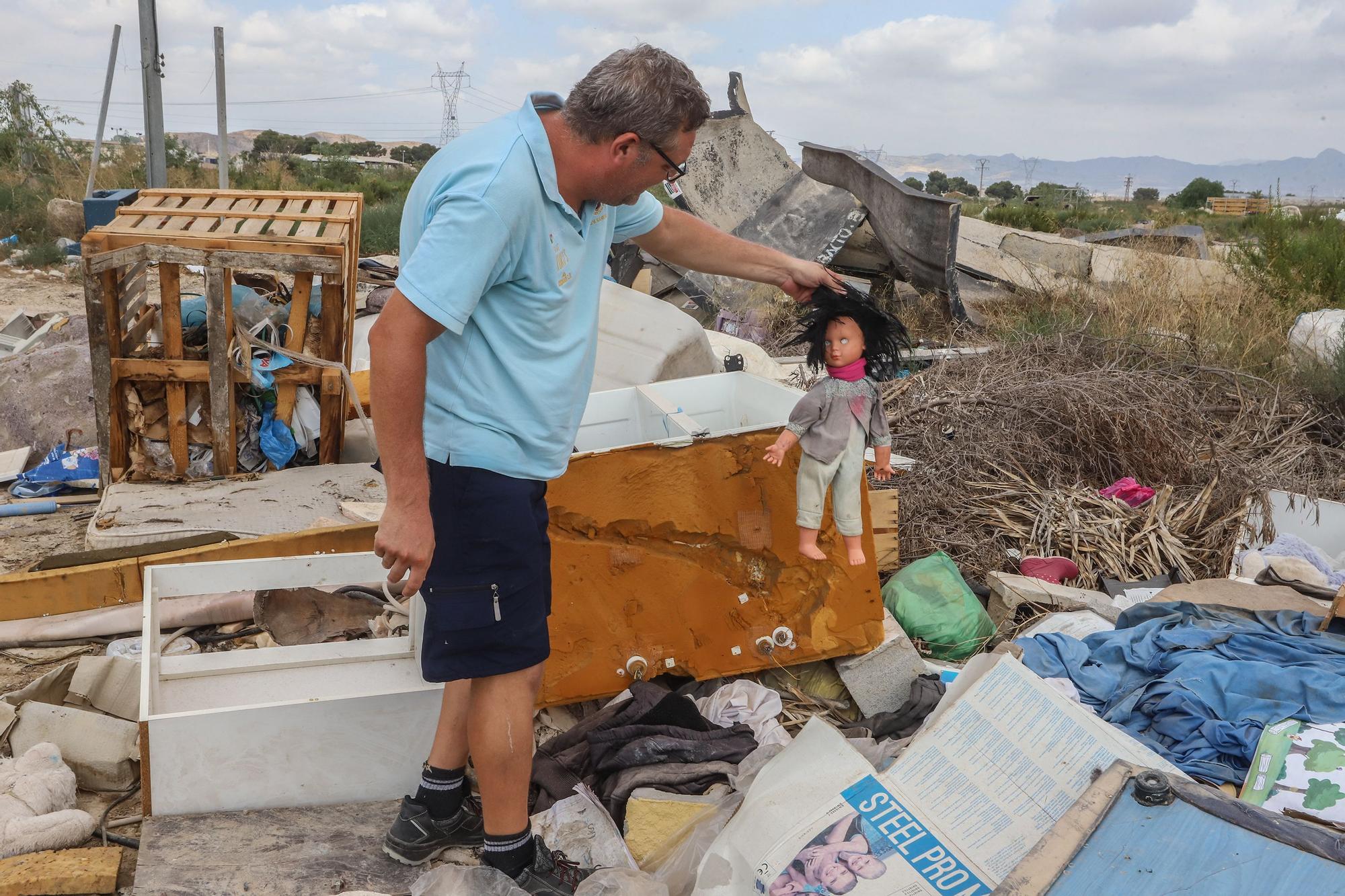 Los escombros y la maleza invaden los alrededores del polígono de Orihuela