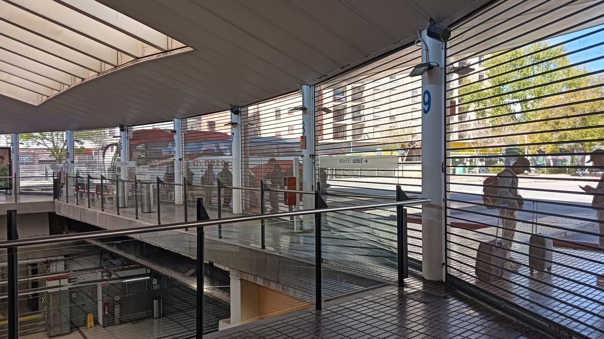 Las persianas metálicas no se suelen abrir y hay dos puertas laterales.