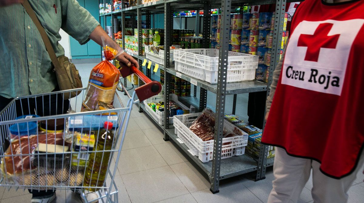 La Cruz Roja trabaja para cubrir las necesidades alimentarias de las personas sin recursos o con situaciones sobrevenidas a causa de la covid