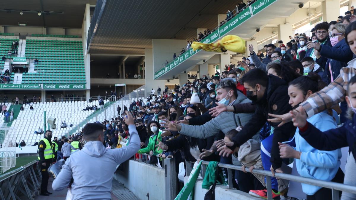 Empleados del Córdoba CF reparten regalos entre los niños este domingo, en El Arcángel.