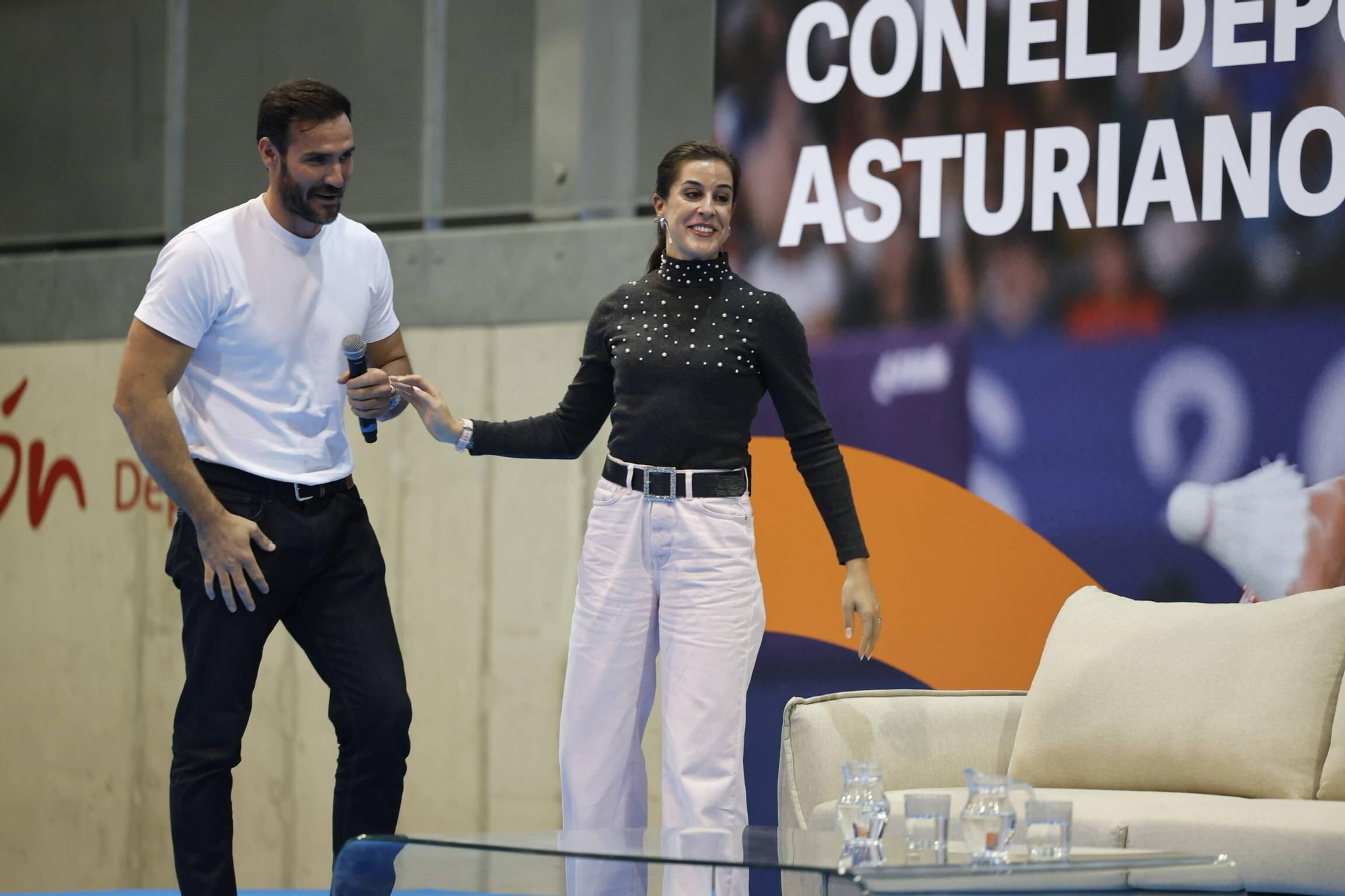 Carolina Marín recibe el cariño de medio millar de deportistas asturianos en Gijón y la visita sorpresa de Saúl Craviotto