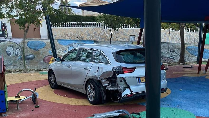 Se olvida de poner el freno de mano y cae por un terraplén hasta un parque infantil con niños en Torrevieja