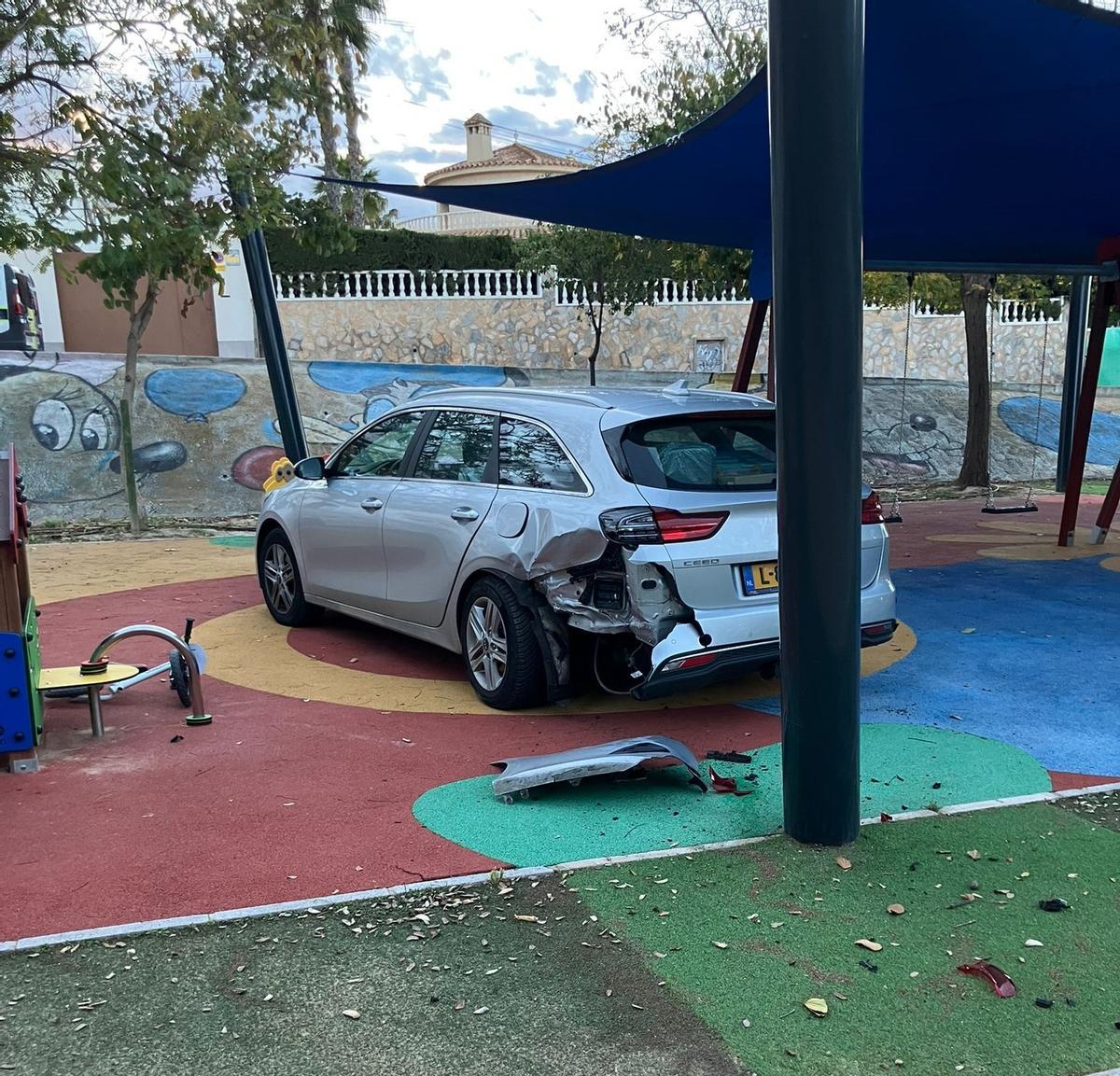 Estado del vehículo tras caer al parque infantil