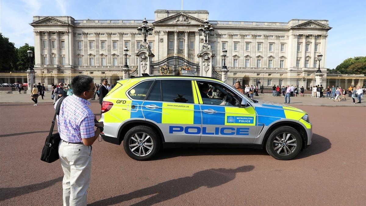 Un vehículo policial patrulla frente al Palacio de Buckingham, este sábado.