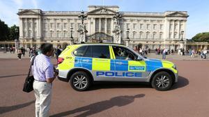 Un vehículo policial patrulla frente al Palacio de Buckingham.