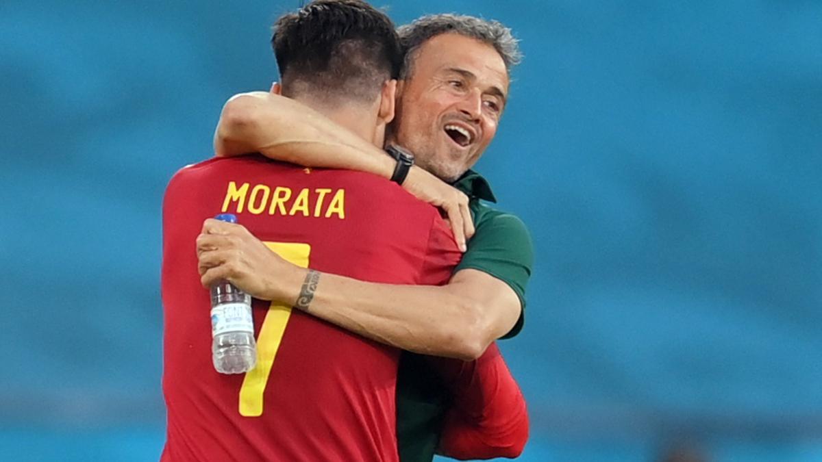 Luis Enrique se abraza con Morata tras el gol a Polonia