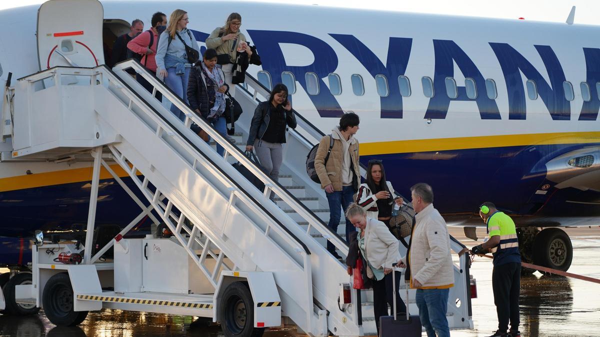 Pasajeros descienden en Castellón de un avión de Ryanair, compañía que operará las cuatro rutas internacionales que sumará el aeropuerto.