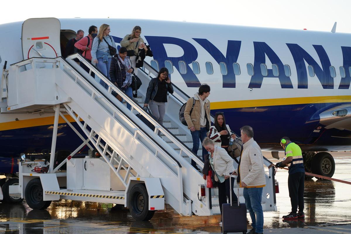 Pasajeros descienden en Castellón de un avión de Ryanair, compañía que operará las cuatro rutas internacionales que sumará el aeropuerto.