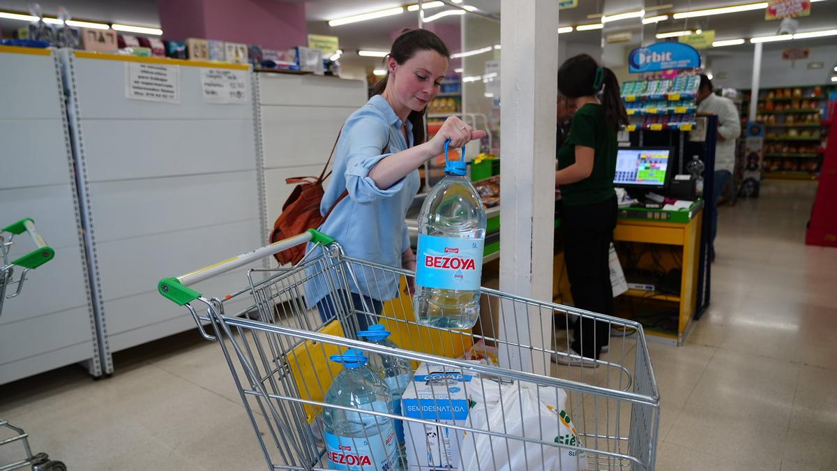 Una vecina compra agua en un municipio del norte de Córdoba.