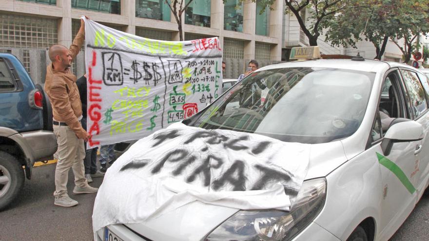 Protesta contra los taxis ´pirata´ en las calles de Vila en octubre del año pasado.