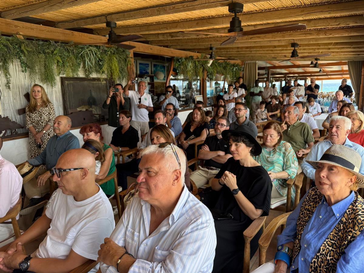 El público y los premiados siguieron atentamente la presentación