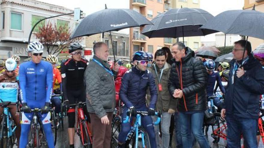 Juan Antonio Sagredo y José Manuel Mora con algunos ciclistas en la línea de salida.