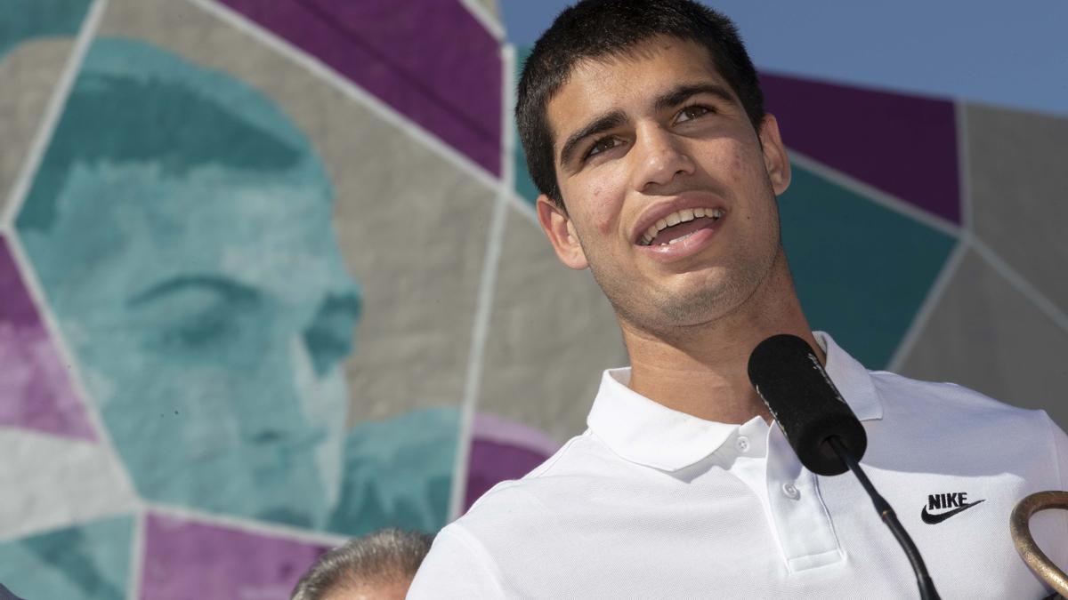 Carlos Alcaraz inaugura un grafiti en El Palmar