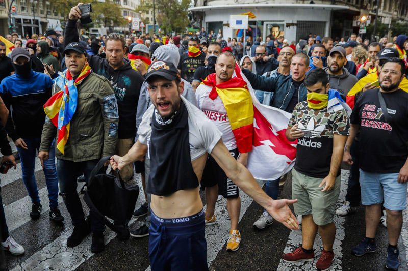 9 d'Octubre: Tensión en las manifestaciones en el centro de València