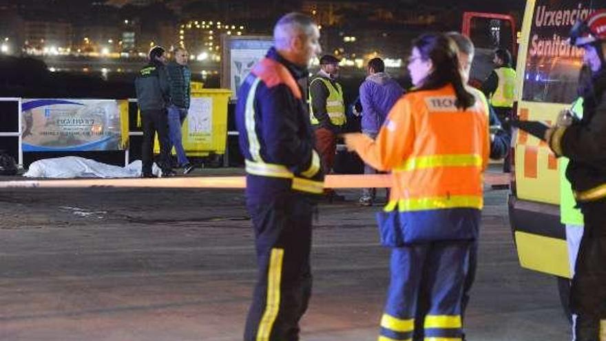 Rescate del fallecido en el puerto de Portonovo esta semana. // G.S.