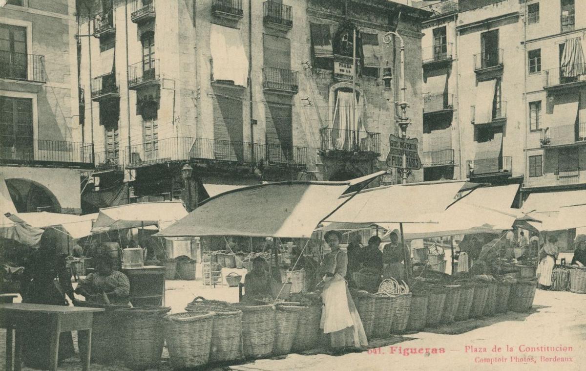 Imatge d’època amb el mercat a la «plaza de la Constitución», actual plaça de l’Ajuntament. | COMPTOIR PHOTOS
