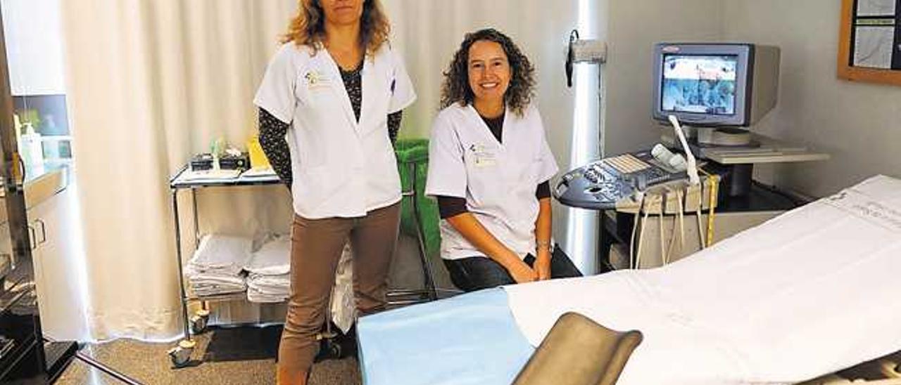 Ana Wagner (i) y Begoña Vega en la consulta de Obstetricia del Hospital Materno Infantil.