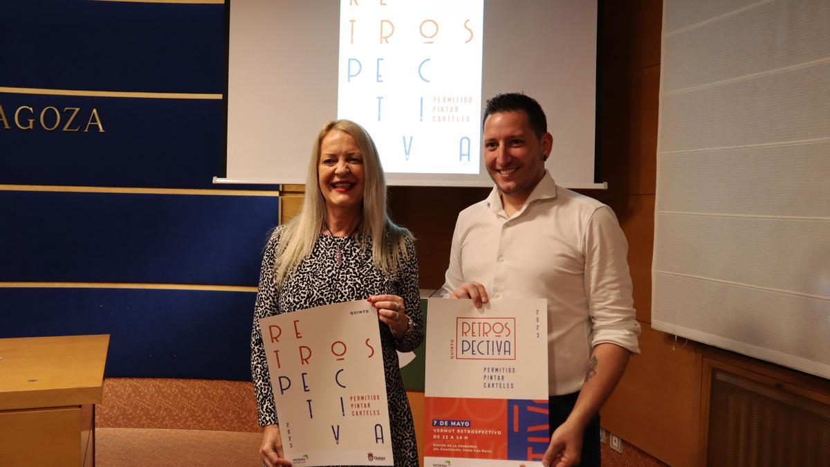 Ros Cihuelo y Jesús Morales con el cartel de Retrospectiva.