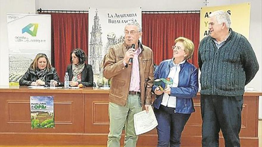 Lorenzo Ruiz ha sido reconocido por su trayectoria en el sector apícola