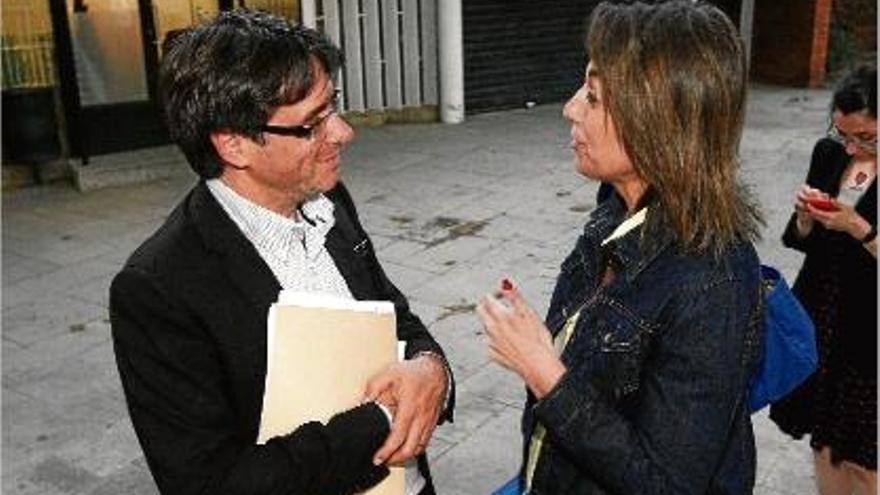 Puigdemont parlant amb la portaveu del PP a Girona, Concepció Veray, en una imatge d&#039;arxiu.