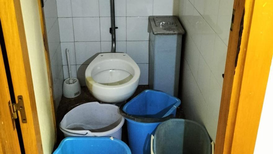 Cubos de agua en el baño del IES Ramón Pignatelli de Zaragoza por las goteras.