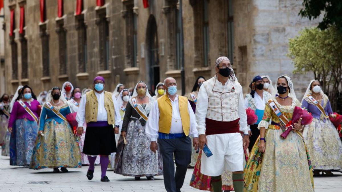 Falleros en la Ofrenda a la Mare de Déu en septiembre. | M.A. MONTESINOS