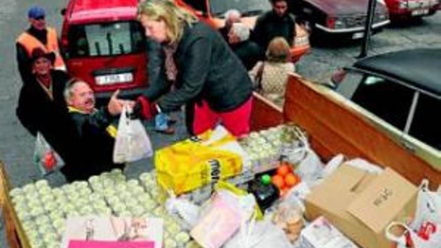 Cruz Roja y Motor Club recogen alimentos para los necesitados