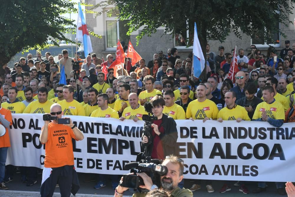 La concentración, que partió de A Palloza hacia la Delegación del Gobieno, contó entre sus asistentes con trabajadores de la planta en Avilés y miembros de la Corporación municipal.