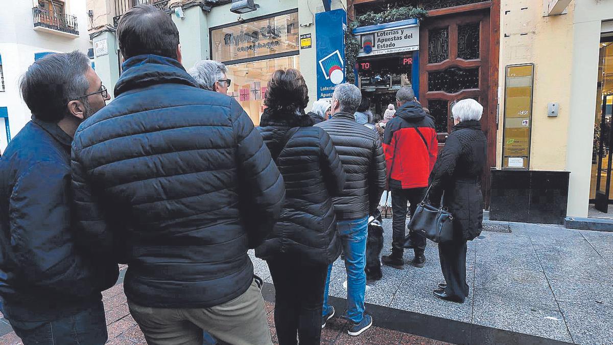 Fila en la administración número 1 de la calle Alfonso I de Zaragoza.